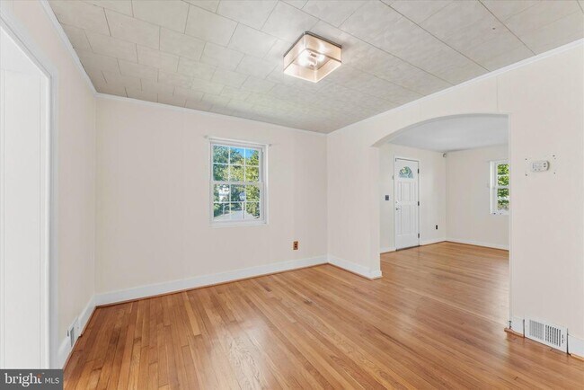 Building Photo - 9 N Greenbrier St