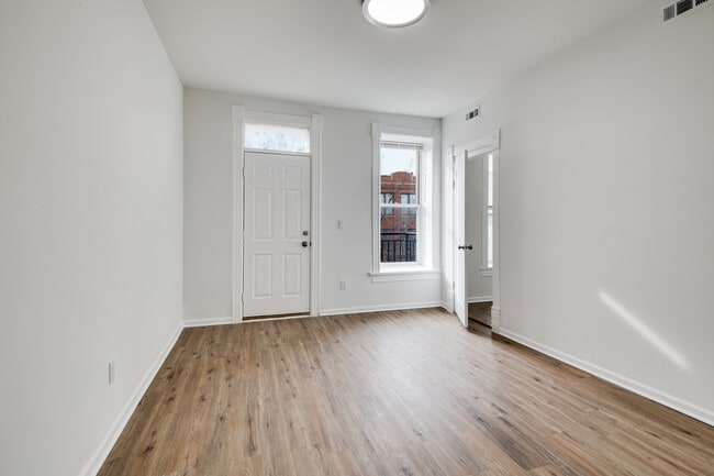 Building Photo - 2029 N Damen Ave