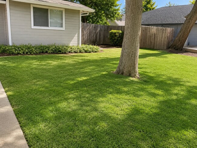 Building Photo - 2 Bed/ 1 Bath l Enclosed Backyard, Garage, In Unit W/D hookups
