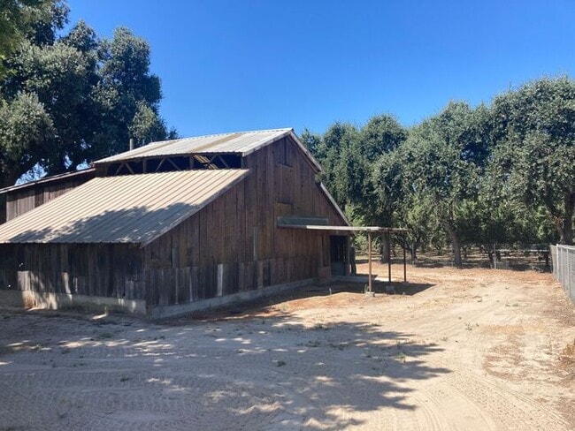 Building Photo - Turlock Country Living 3 Bedroom 2 Bath Home