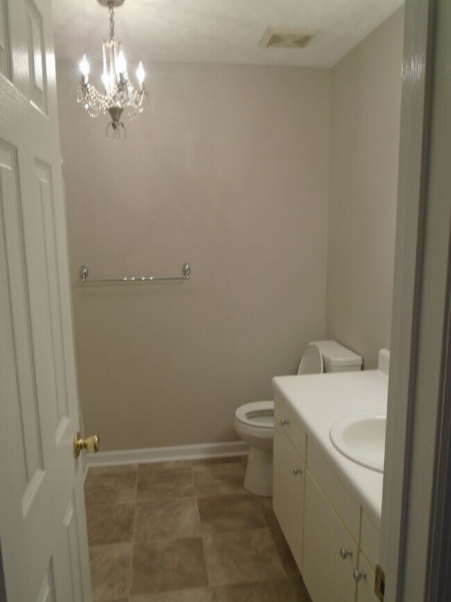 Building Photo - Updated move in ready 2 bedroom!