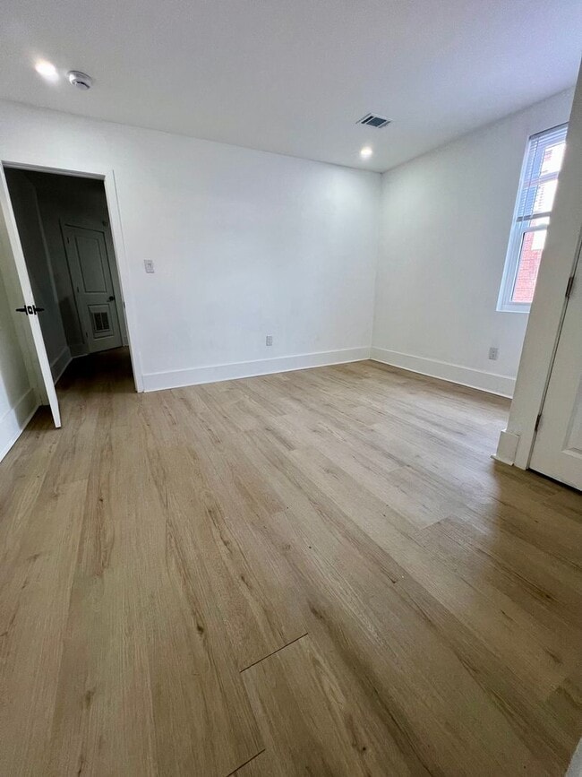 Building Photo - Newly Renovated 1-Bedroom Apartment! Avail...