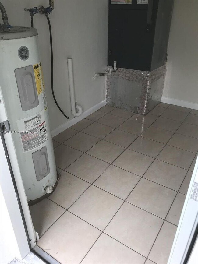 Building Photo - 4120 SW 25th St