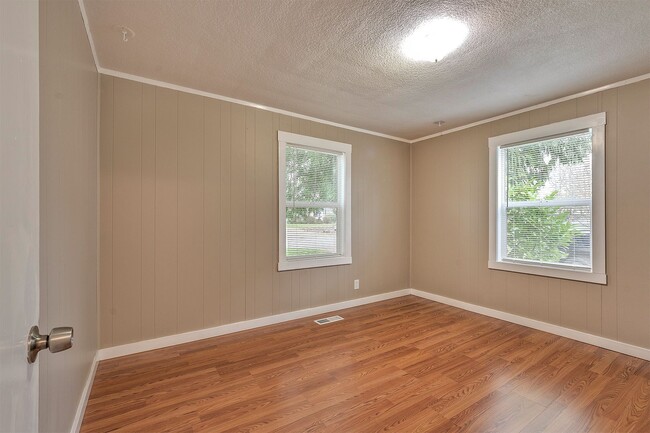 Building Photo - 2 bed 1 bath home in the heart of downtown Forest Grove