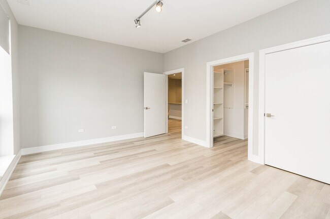 Building Photo - 1554 N Talman Ave