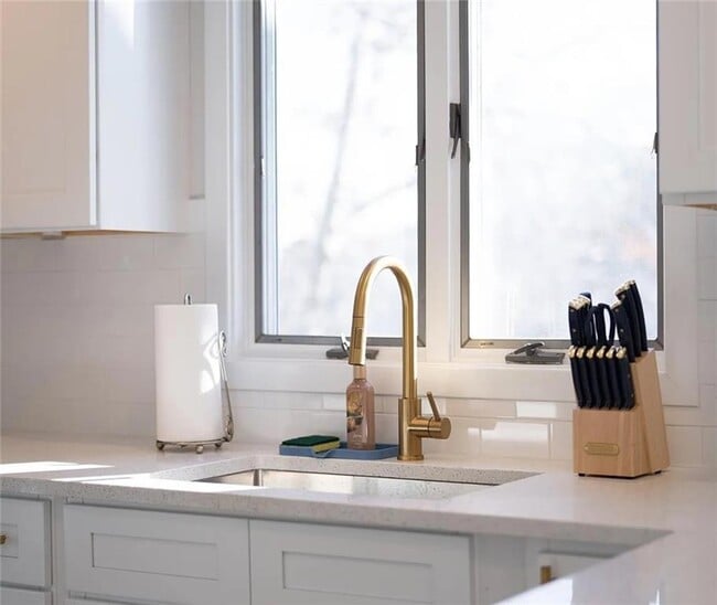 Building Photo - 262 Woodhill Rd