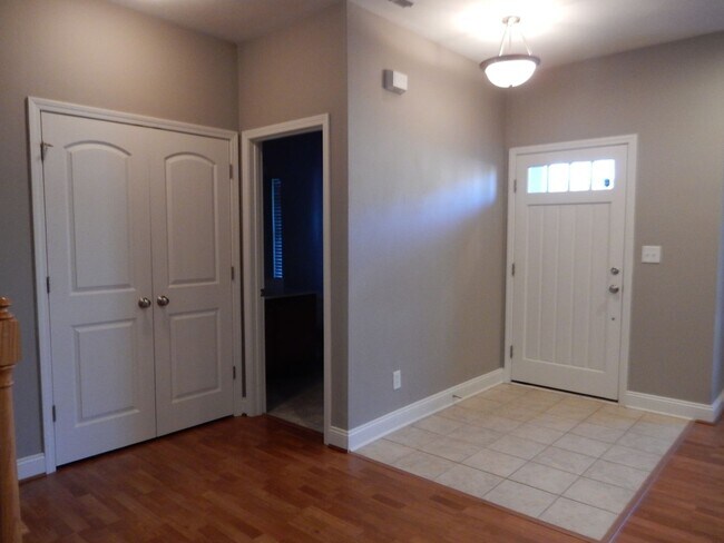 Building Photo - Quality 3 BR Townhome; Convenient to Med C...