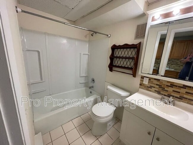 Building Photo - 106 Woodside Green