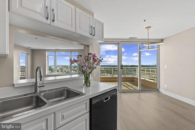 Building Photo - 100 Harborview Dr