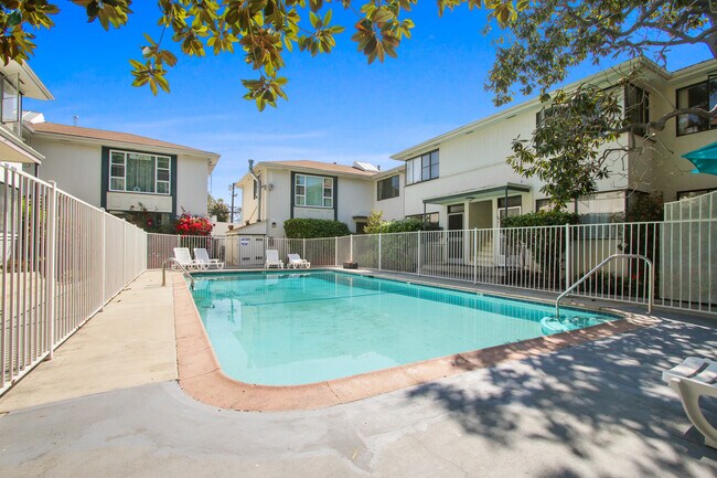 Building Photo - 3144-3152 S. Barrington Ave in Mar Vista - Has a Pool!