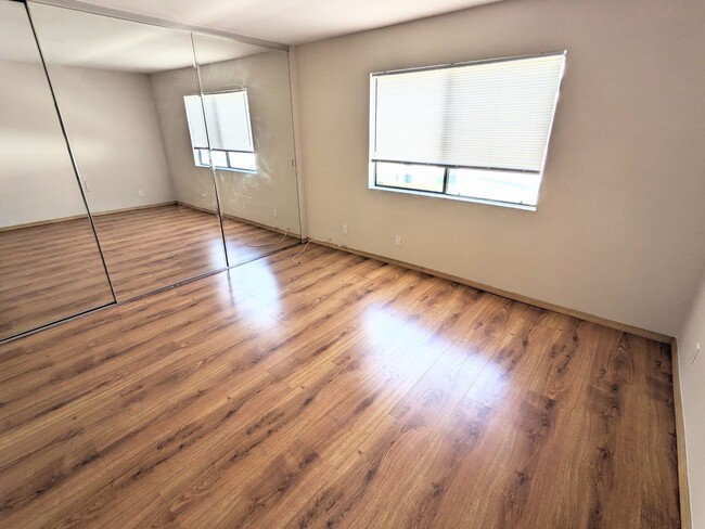 Building Photo - 10510 Sunland Blvd