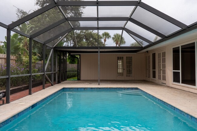 Building Photo - Spacious 5-Bed, 4-Bath Sarasota Home with ...