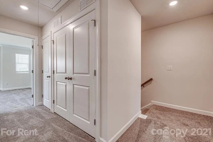 Building Photo - Room in Townhome on Tears Ln