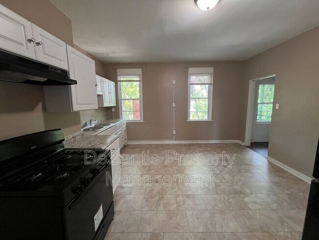 Building Photo - 1104 Brabec St