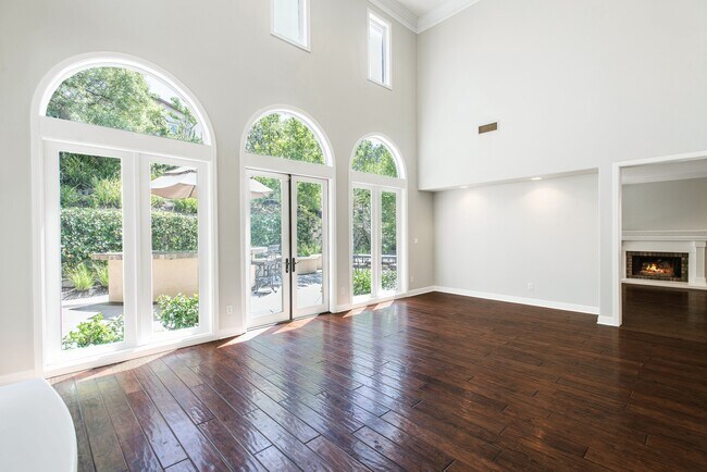 Building Photo - Beautiful 5 bedroom/ 3 Bath Miraleste home...