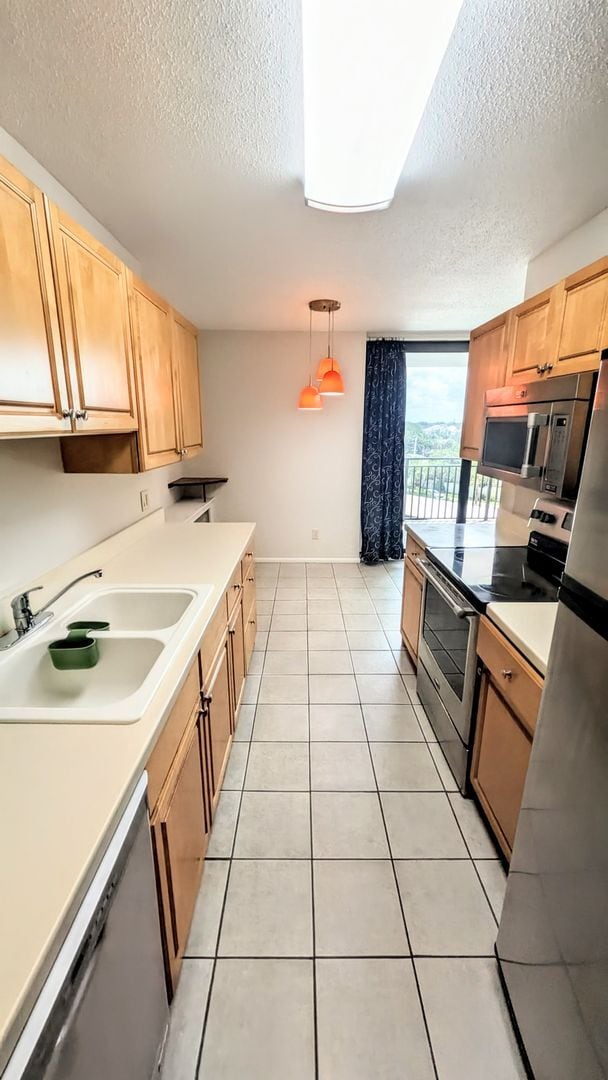 Building Photo - Annual UNfurnished Siesta Key Gulf front 2/2 condo with water views!