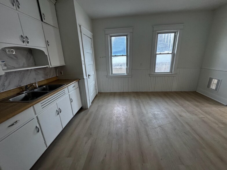 Building Photo - 120 Center Ave