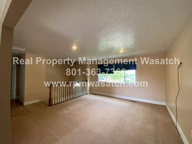 Building Photo - 1098 E Violet Cir