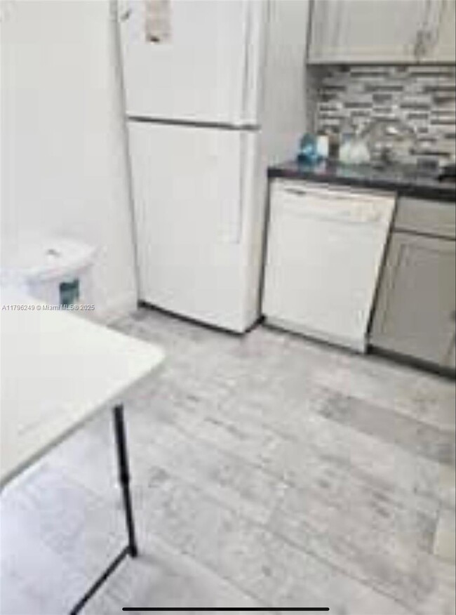 Building Photo - 3401 N Country Club Dr