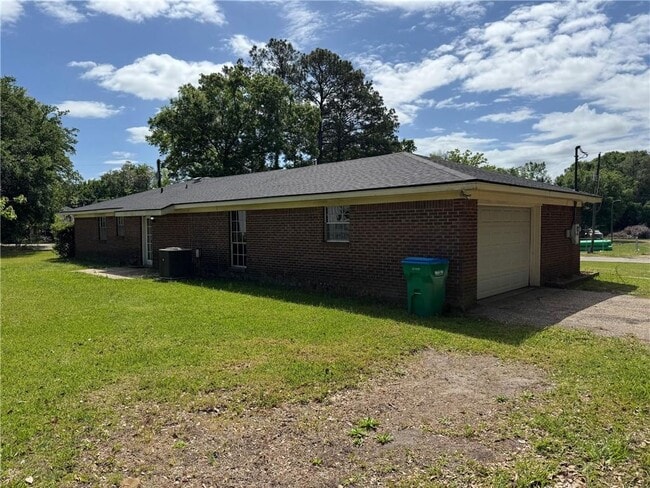 Building Photo - 24 Bethel Forest Dr S