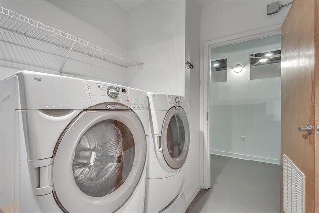 Building Photo - 400 Village Pkwy