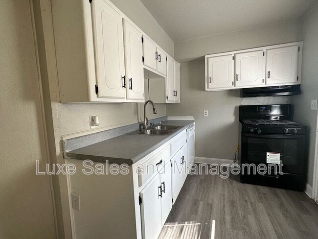 Building Photo - 406 Elm St
