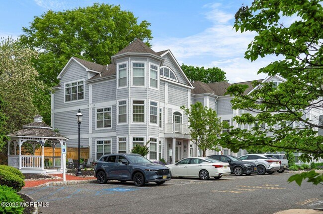 Building Photo - 162 Main St