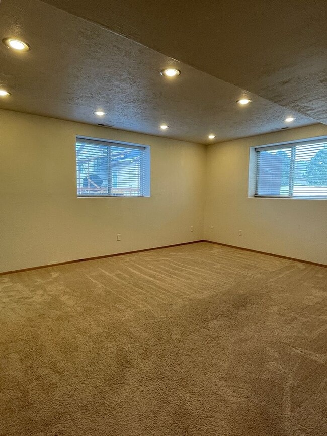 Building Photo - Spacious 4-Bedroom, 3-Bathroom House for Rent