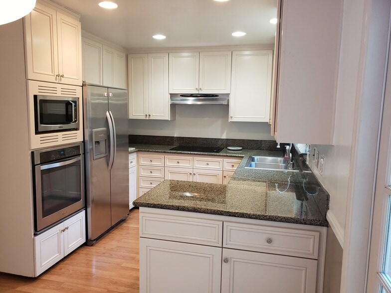 Kitchen - 638 Wilcox Ave