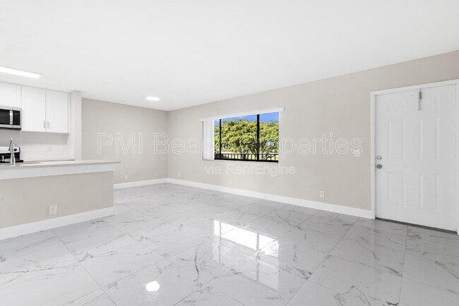Building Photo - 712 Meadows Cir