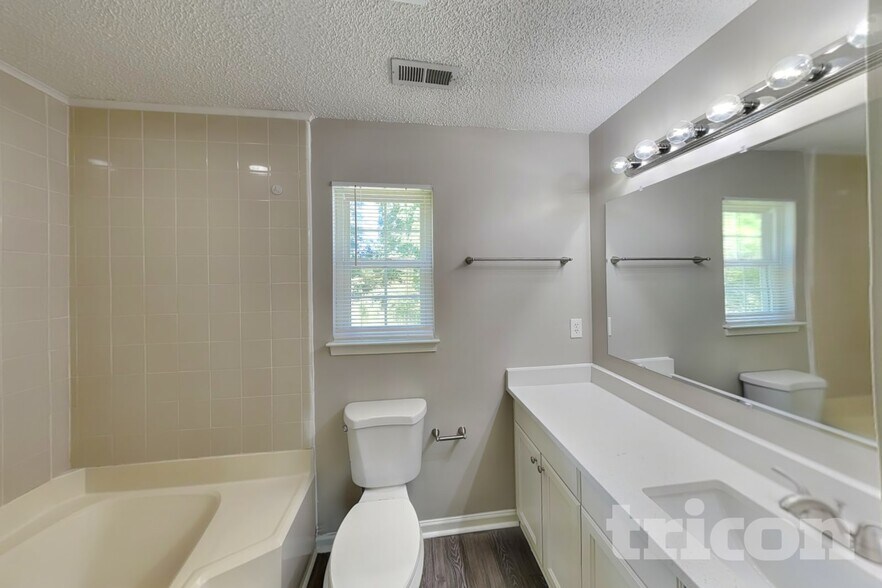 Building Photo - 235 Chattaroy Dr