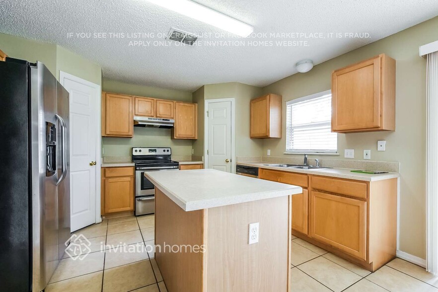 Building Photo - 580 Birch Ct