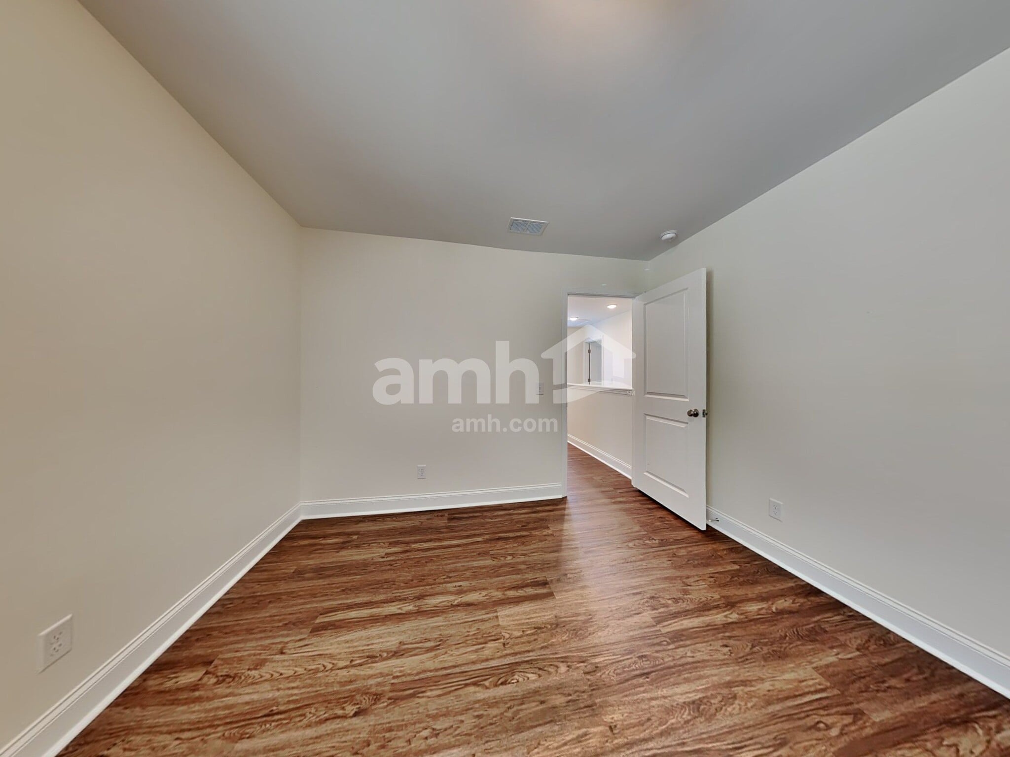 Building Photo - 223 S Live Oak Dr