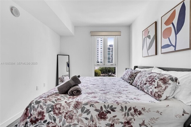 Building Photo - 321 NE 26th St