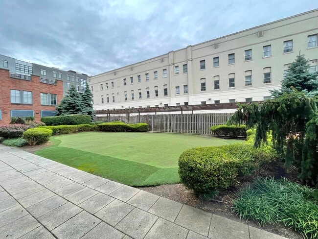 Building Photo - 727 Monroe St