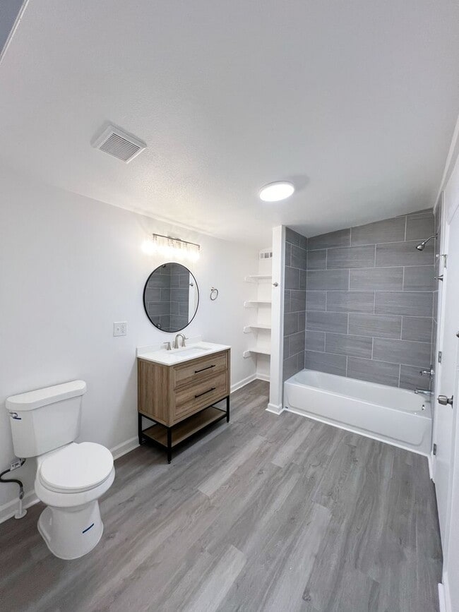 Building Photo - COMING SOON: Beautiful home in KCK!