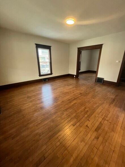 Building Photo - 122 Leffert St