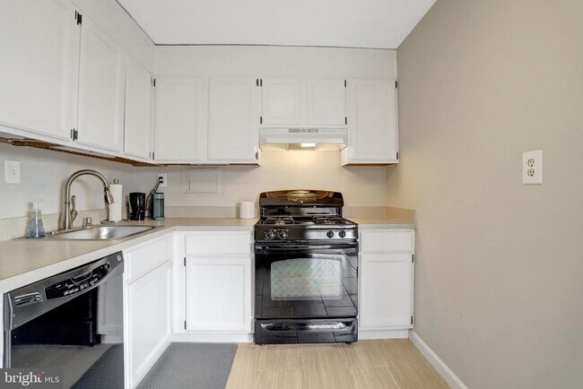 Building Photo - 4600 S Four Mile Run Dr