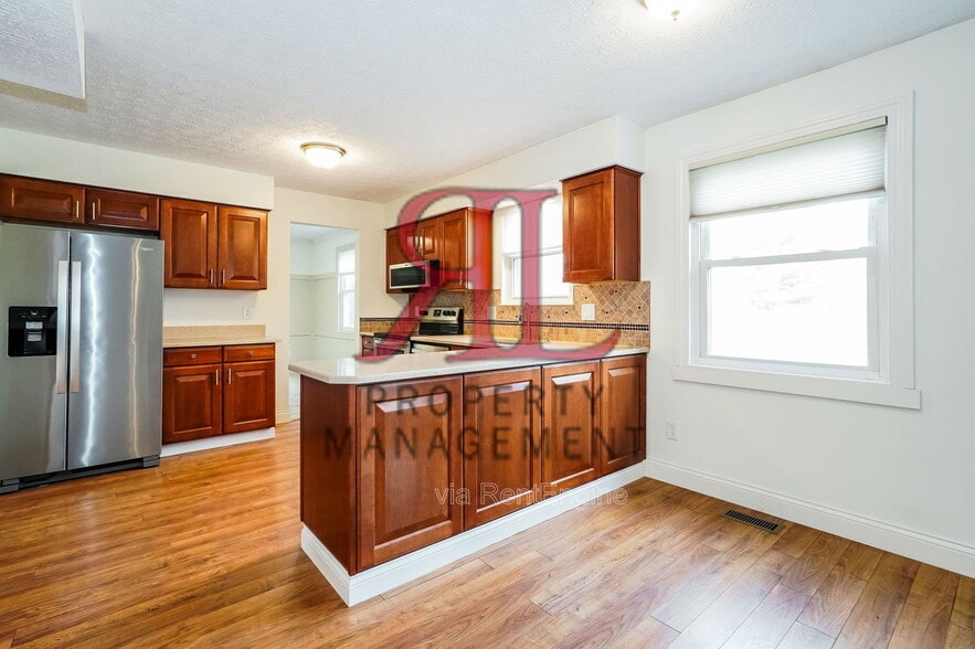 Building Photo - 856 Humboldt Dr W