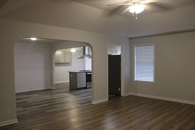 Building Photo - 110 Sandalwood Dr