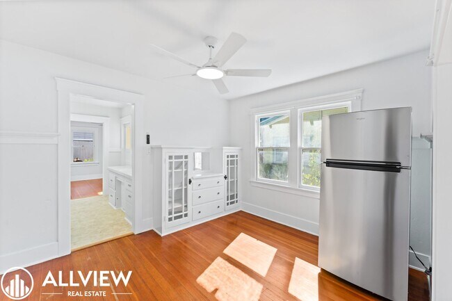 Building Photo - 528-530 E Van Bibber Ave