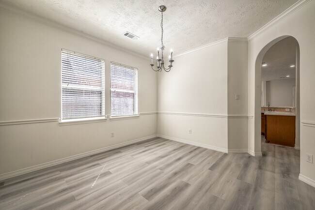 Building Photo - 520 West Fork