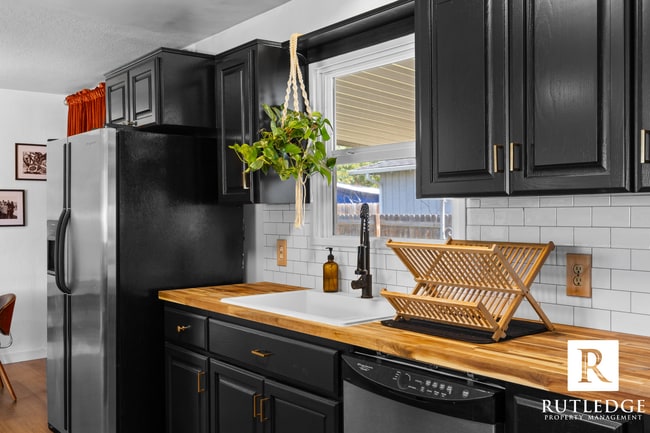 Building Photo - REMODELED! 3 Bed/2 Bath Home in Central Point