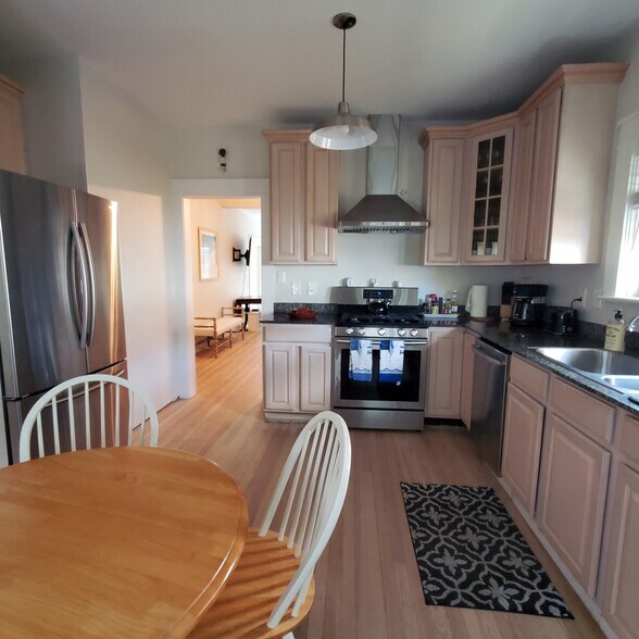 Building Photo - 429 Avenida Alegre