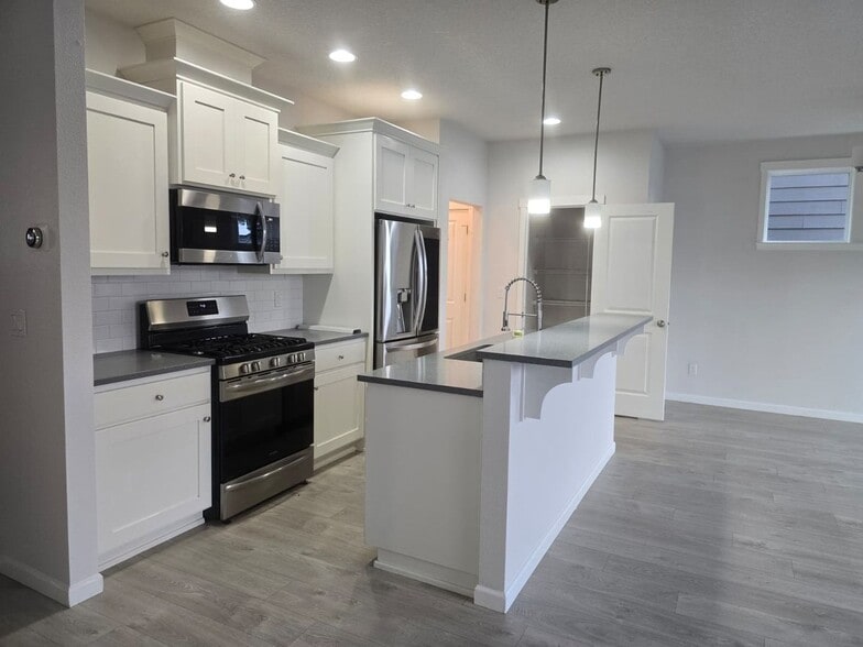 Building Photo - 173 N 7th Ave