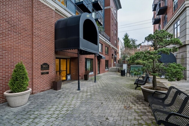 Building Photo - Studio in Heart of Fairhaven