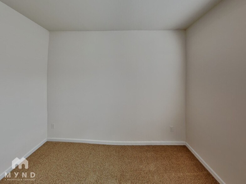 Building Photo - 10 Garden Hill Rd