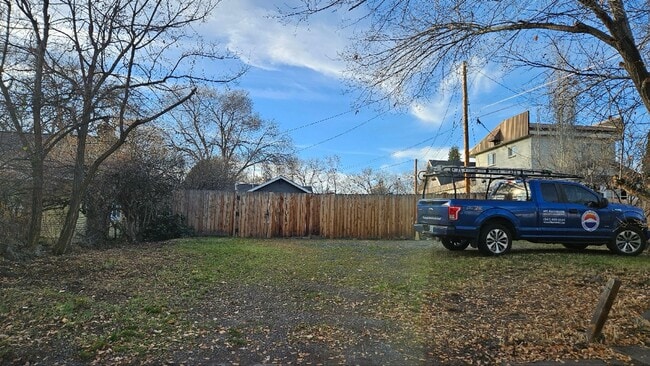 Building Photo - Downtown Bend darling Cottage!