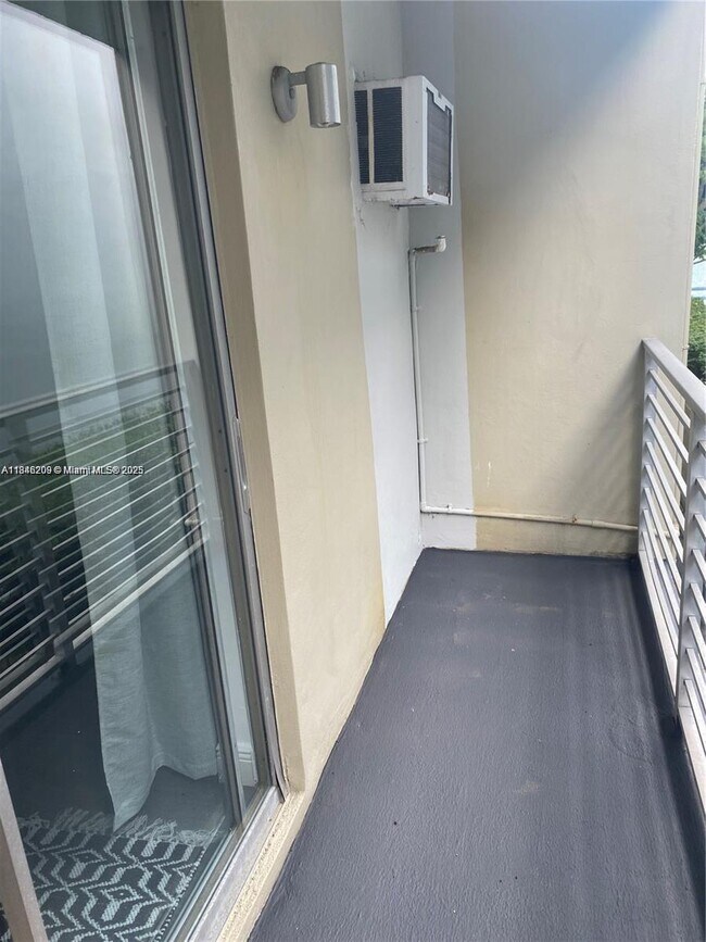 Building Photo - 1441 Lincoln Rd