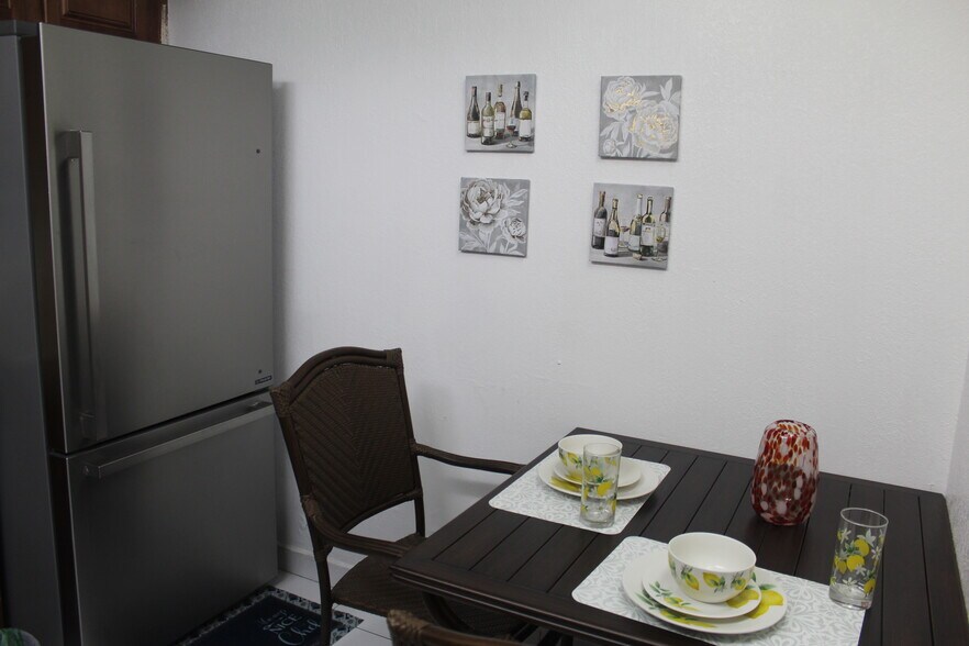 Building Photo - 4156 Inverrary Dr